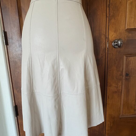 Banana Republic Skirt. NWT. Size 00. Cream. Fabric 100% Polyester. - Picture 1 of 7
